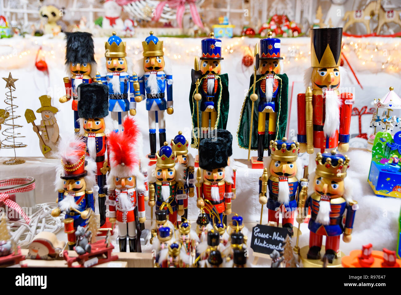 Kunst Handwerk Nussknacker Puppe für Geschenk in der Weihnachtsmarkt in Straßburg, der Hauptstadt de Noel in Frankreich Stockfoto