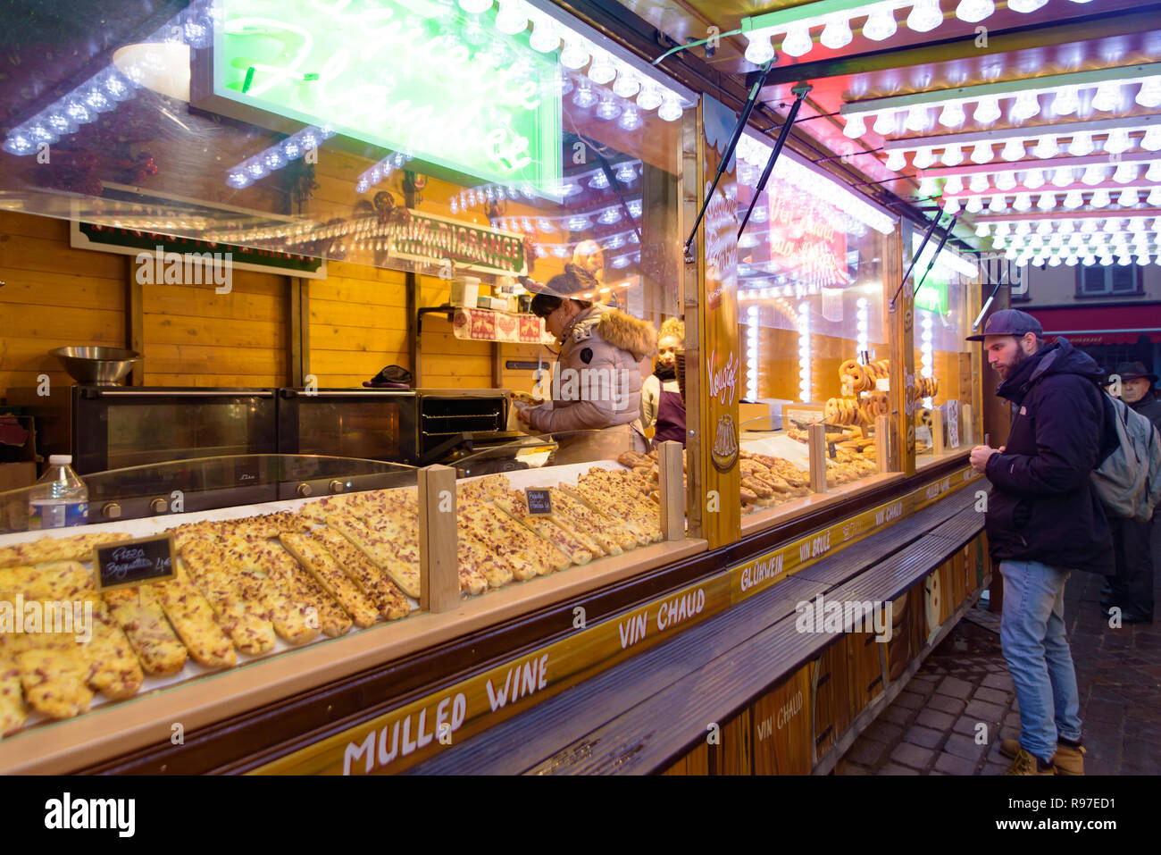 Stände der traditionellen Essen in der Weihnachtsmarkt in Straßburg