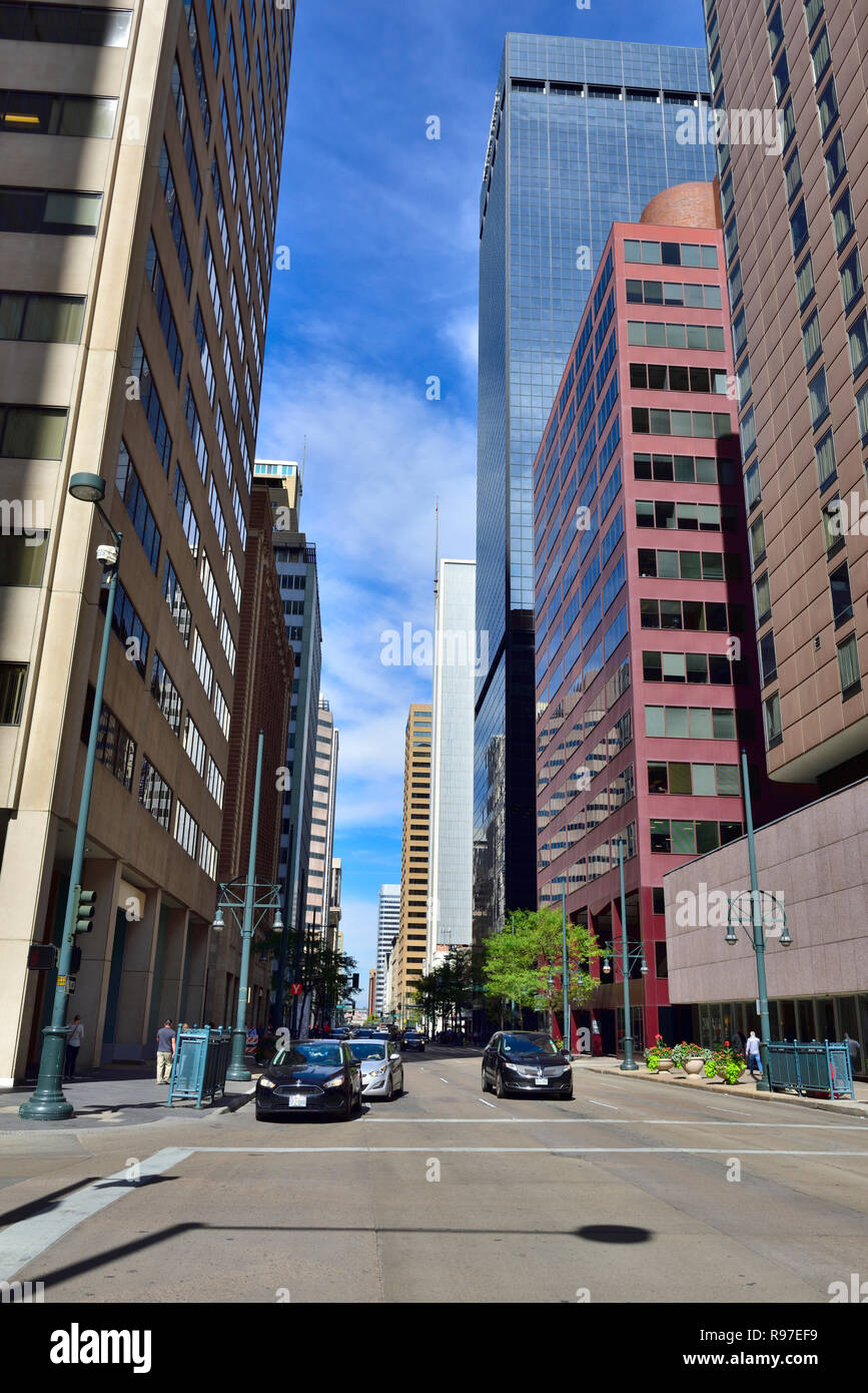 Typische Straße Szene Downtown Denver Colorado mit hohen Gebäude im Quartal Stockfoto