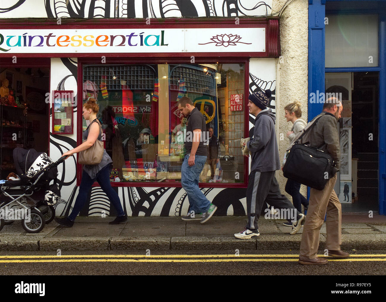 UK High Street einkaufen shopping und Besucher surfen shop Fronten Stockfoto