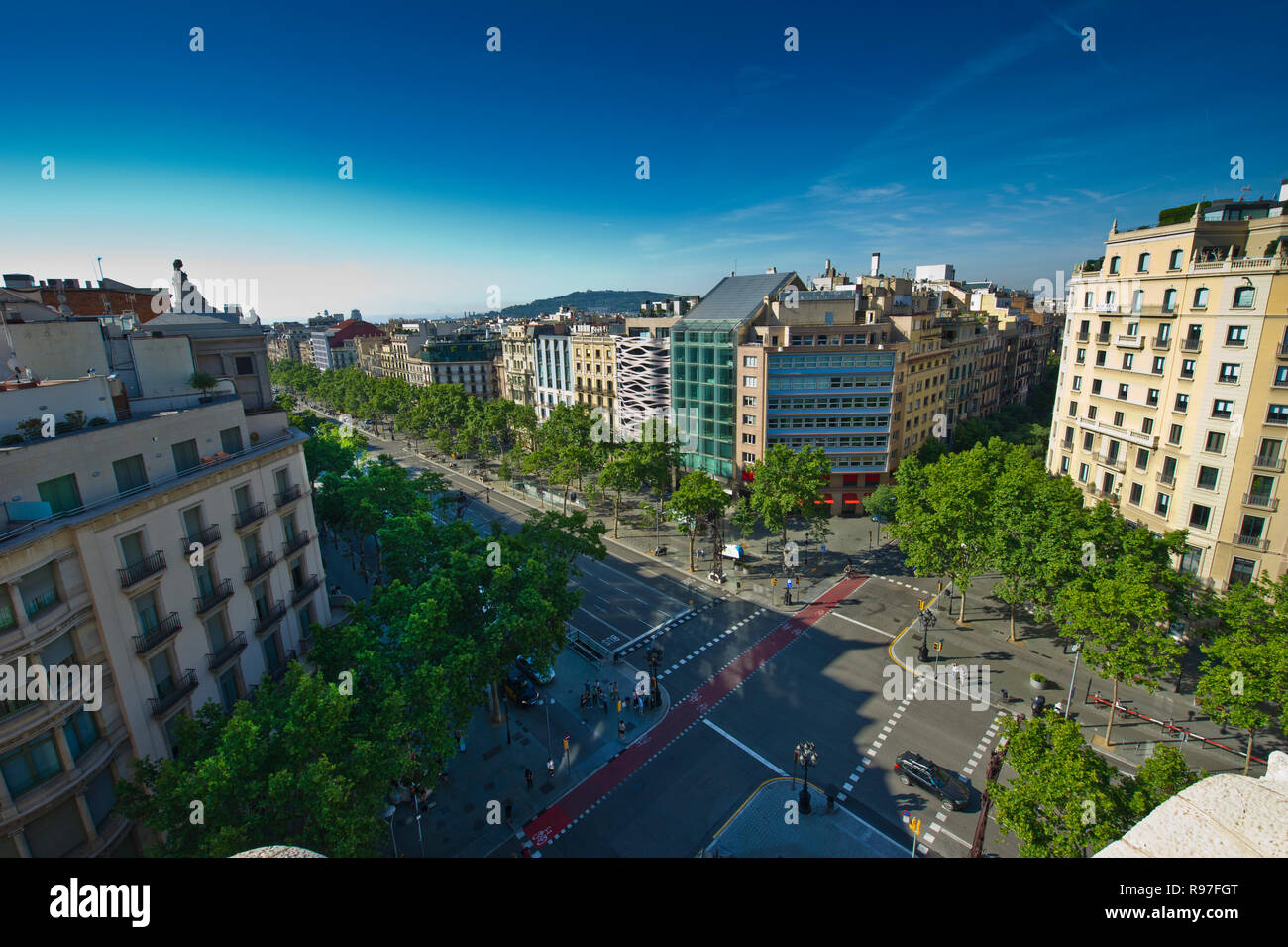 Eine einsame Straße am frühen Morgen in Barcelona, Spanien Stockfoto