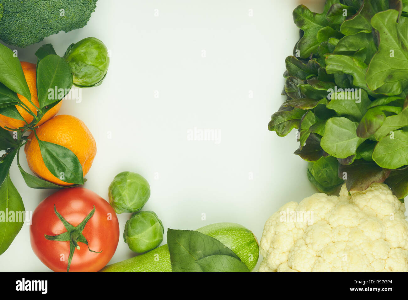 Gruppe von frischem Gemüse auf weißem Hintergrund. Es ist Platz für den Text im Zentrum. kopieren. Stockfoto