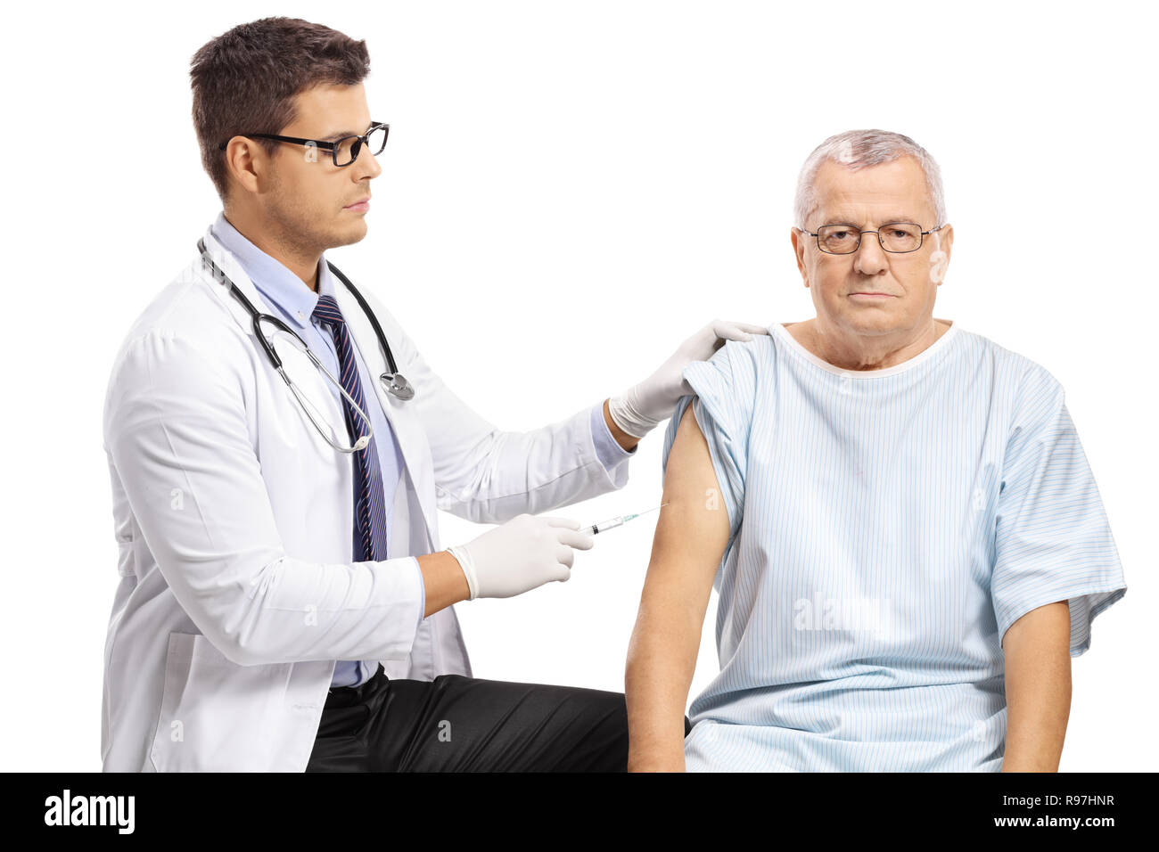 Männlicher Arzt wie eine Injektion zu einem gereiften männlichen Patienten auf weißem Hintergrund Stockfoto