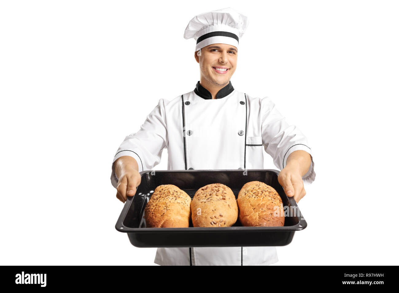 Junge fröhliche baker Holding ein Tablett mit Brot Laibe auf weißem Hintergrund Stockfoto
