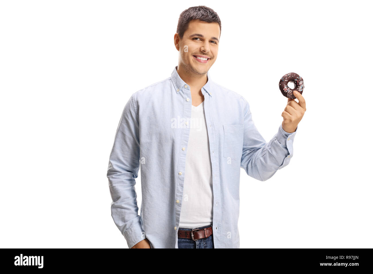 Hübscher junger Mann hält eine Schokolade Donut auf weißem Hintergrund Stockfoto