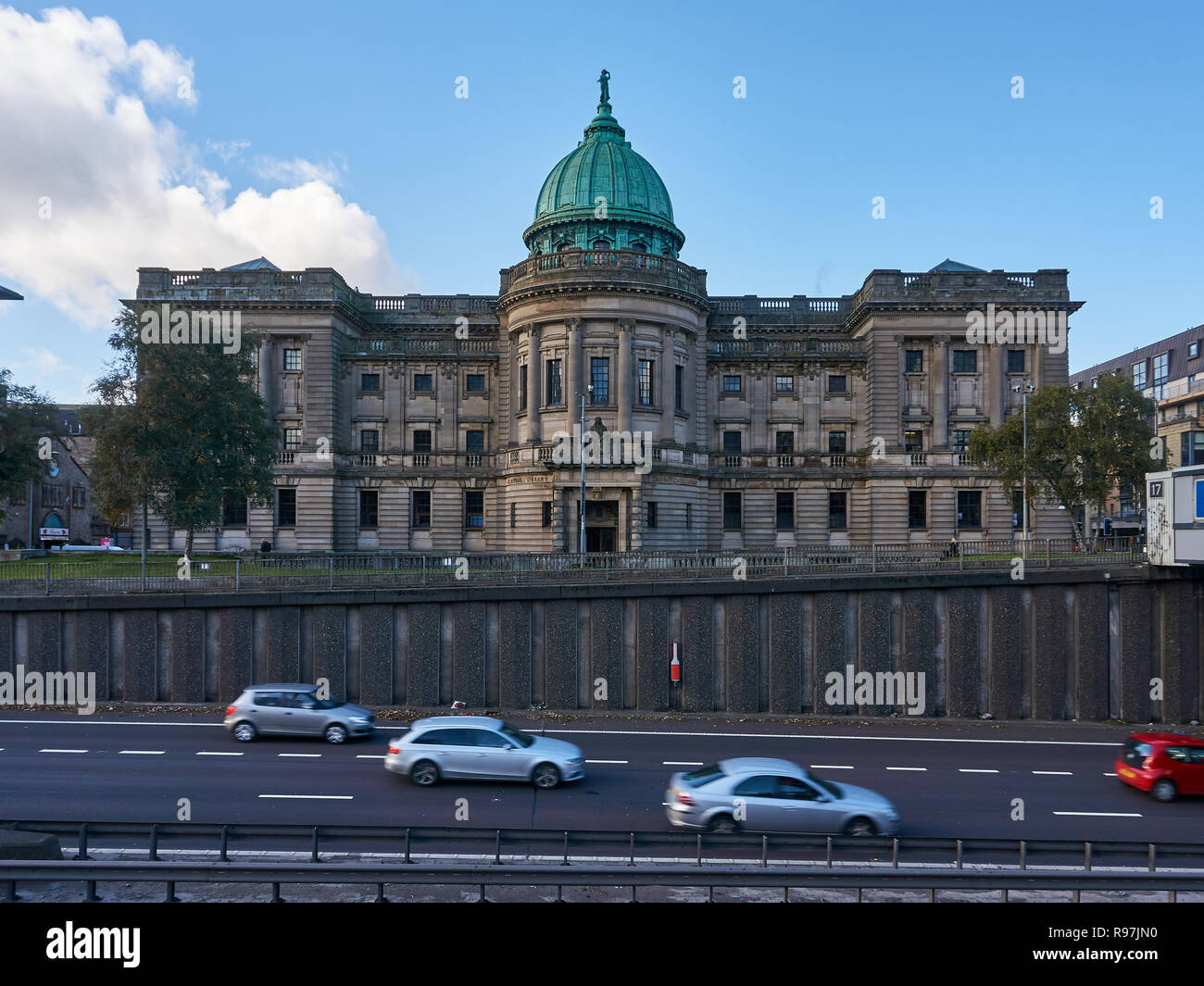 Glasgow, Vereinigtes Königreich: 17. Oktober 2018 - Äußere einer Mitchell Library Gebäude neben anM 8 Autobahn in Glasgow positioniert. Stockfoto