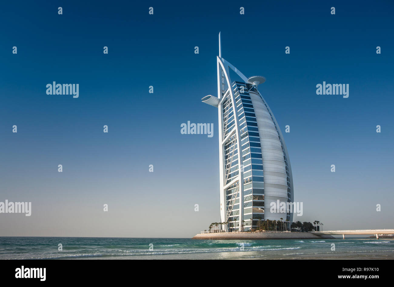 Burj Al Arab, Turm der Araber, ist ein luxuriöses Hotel in Dubai, Vereinigte Arabische Emirate. Burj Al Arab steht auf einer künstlichen Insel aus Jumei Stockfoto