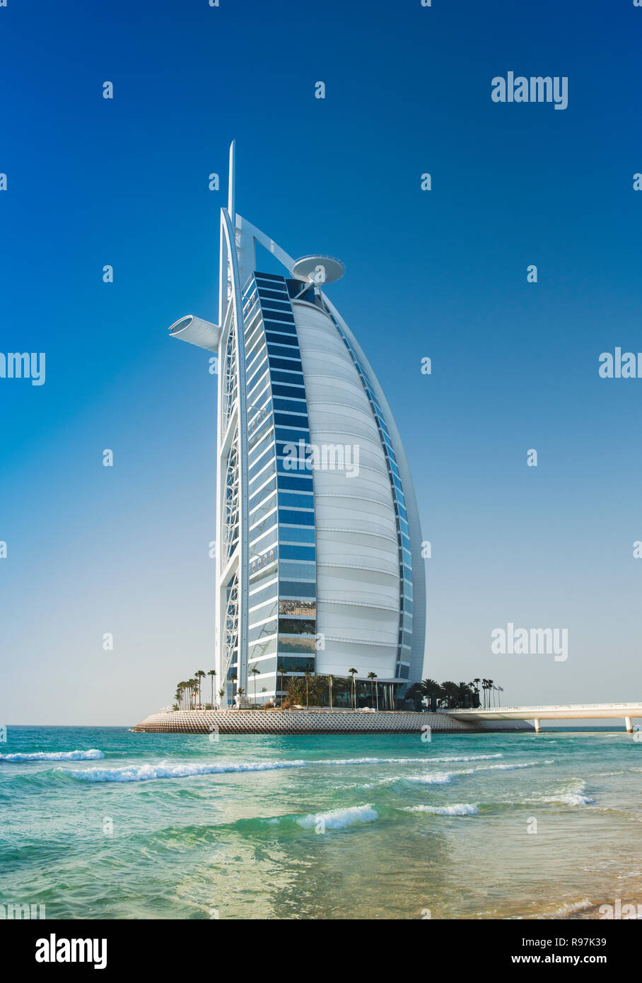 Burj Al Arab, Turm der Araber, ist ein luxuriöses Hotel in Dubai, Vereinigte Arabische Emirate. Es steht auf einer künstlichen Insel von Jumeirah Beach. Stockfoto