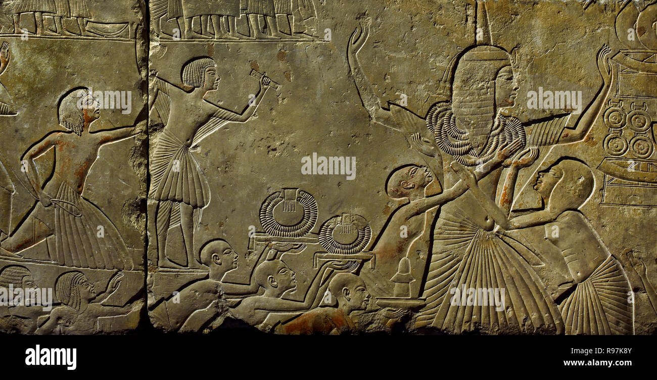 Haremhab war der oberste Befehlshaber der Armeen des Tutanchamun. Vier Jahre nach dessen Tod, er stieg auf den Thron als Pharao. Ein prächtiges Grab in Sakkara stammt aus seiner Zeit als allgemein. Hier Haremhab wird mit Gold gorgets in Dankbarkeit für seine Siege auf dem Schlachtfeld präsentiert. Auf der linken Seite, Ägyptischen Soldaten bringen in einigen asiatischen Gefangenen. 86 x 109 x 19,5 cm Kalkstein, 1333-1319 v. Chr., einen Platz zu finden: Sakkara, Ägypten, Ägyptische. Stockfoto