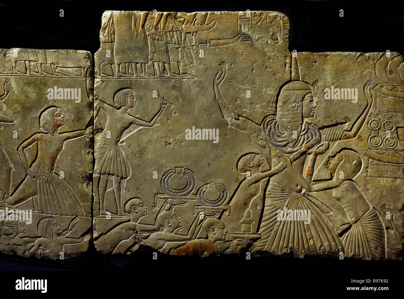 Haremhab war der oberste Befehlshaber der Armeen des Tutanchamun. Vier Jahre nach dessen Tod, er stieg auf den Thron als Pharao. Ein prächtiges Grab in Sakkara stammt aus seiner Zeit als allgemein. Hier Haremhab wird mit Gold gorgets in Dankbarkeit für seine Siege auf dem Schlachtfeld präsentiert. Auf der linken Seite, Ägyptischen Soldaten bringen in einigen asiatischen Gefangenen. 86 x 109 x 19,5 cm Kalkstein, 1333-1319 v. Chr., einen Platz zu finden: Sakkara, Ägypten, Ägyptische. Stockfoto