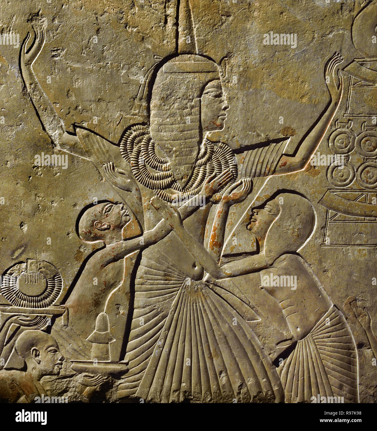 Haremhab war der oberste Befehlshaber der Armeen des Tutanchamun. Vier Jahre nach dessen Tod, er stieg auf den Thron als Pharao. Ein prächtiges Grab in Sakkara stammt aus seiner Zeit als allgemein. Hier Haremhab wird mit Gold gorgets in Dankbarkeit für seine Siege auf dem Schlachtfeld präsentiert. Auf der linken Seite, Ägyptischen Soldaten bringen in einigen asiatischen Gefangenen. 86 x 109 x 19,5 cm Kalkstein, 1333-1319 v. Chr., einen Platz zu finden: Sakkara, Ägypten, Ägyptische. Stockfoto