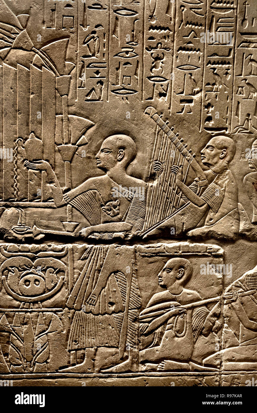 Alte ägyptische Kalkstein-Ushabti-Shabti-Begräbnissfigur aus dem Grab des Paätenemheb Paätonemheb, verziert mit Reihen von eingravierten Hieroglypheninschriften, Neues Reich, 18. Dynastie, ausgestellt im Museo Egizio in Turin, Italien. Stockfoto