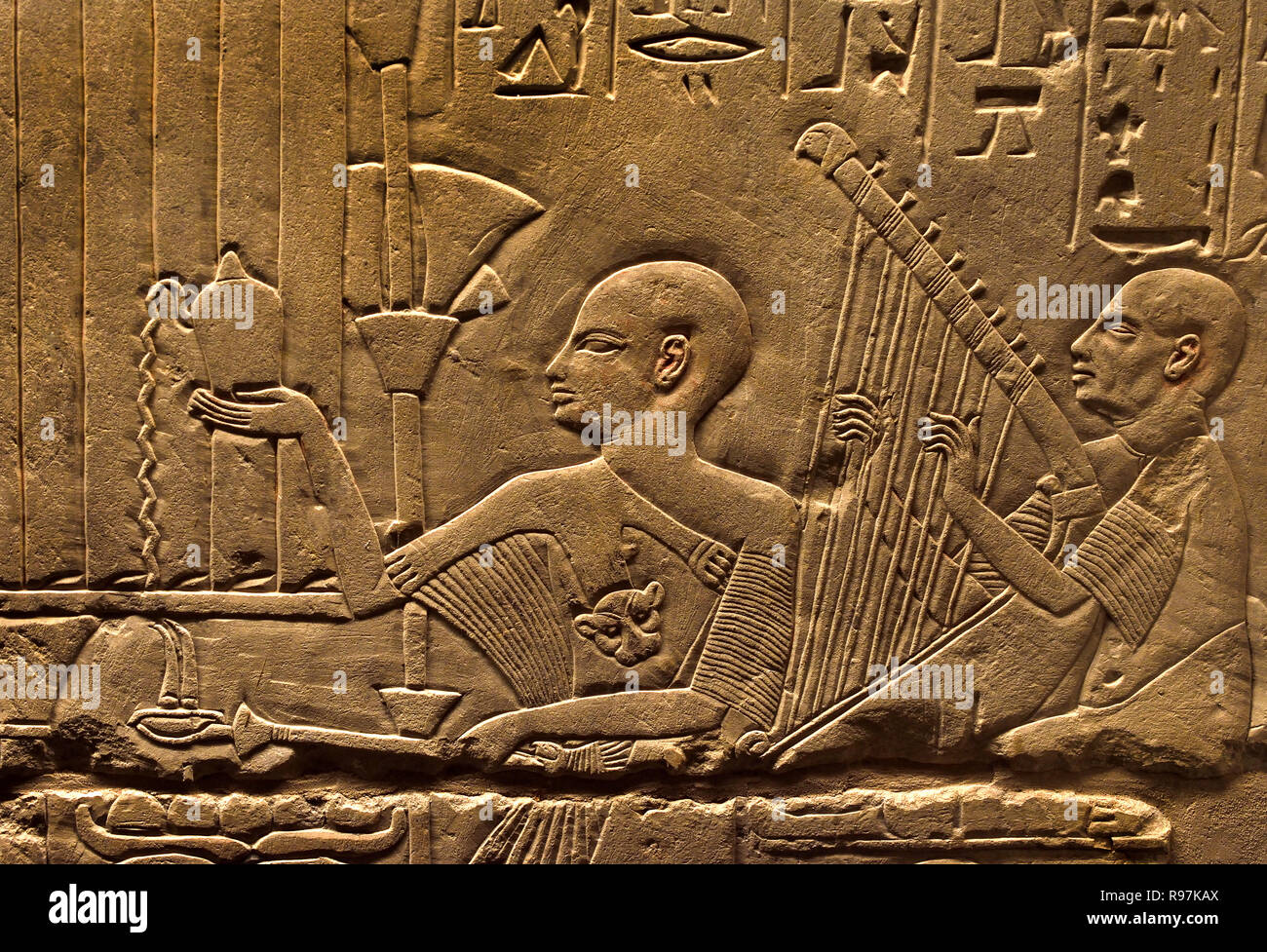 Alte ägyptische Kalkstein-Ushabti-Shabti-Begräbnissfigur aus dem Grab des Paätenemheb Paätonemheb, verziert mit Reihen von eingravierten Hieroglypheninschriften, Neues Reich, 18. Dynastie, ausgestellt im Museo Egizio in Turin, Italien. Stockfoto