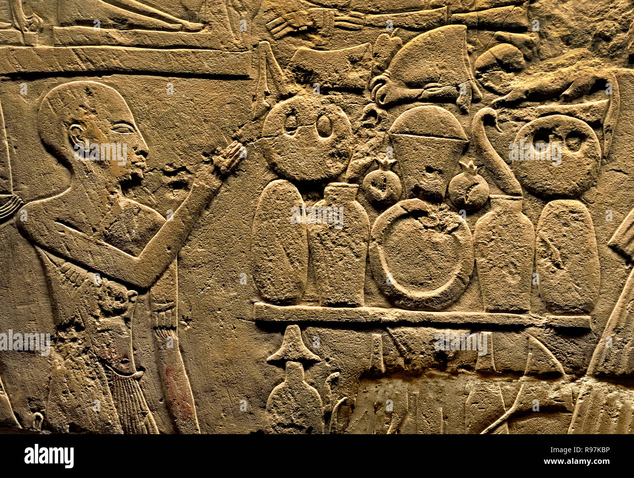 Alte ägyptische Kalkstein-Ushabti-Shabti-Begräbnissfigur aus dem Grab des Paätenemheb Paätonemheb, verziert mit Reihen von eingravierten Hieroglypheninschriften, Neues Reich, 18. Dynastie, ausgestellt im Museo Egizio in Turin, Italien. Stockfoto