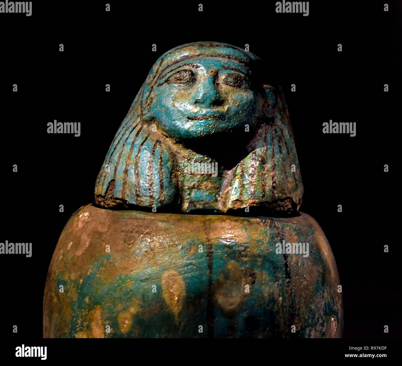 Amenwahsoe (Anbetung Szene des verstorbenen Osiris) dieses canopic jar von Amenwahsu, ein königlicher Schreiber und Chief Steward der Tempel des Ptah, besteht aus einer Vase und einem separaten menschlichen Kopf. Die Vase trägt eine Inschrift sowie eine Szene in Schwarz. Neues Reich, 19. Dynastie 1292-1196/5 BC. Ägypten, Ägyptische. Stockfoto
