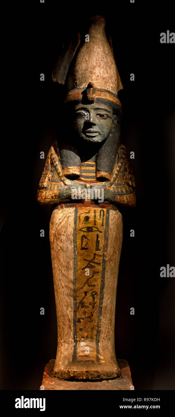 Papyrus Hülle von Pacharoe (Pacharoe Osiris, der Herrscher der Unterwelt) Papyrus tube Holz 51,5 x 25 cm 3. Zwischenzeit 1070-712 v. Chr. Ägypten, Ägyptische. (Osiris hält die Arme verschränkt und hat einen Dreschflegel in jeder Hand. Auf dem Kopf trägt er den atef Krone, seine traditionellen Kopfschmuck bestehend aus die Weiße Krone von Oberägypten mit Straußenfedern flankiert. Er trägt eine godwit mit einem Stirnband, uräus und eine wunderschön gestaltete Halskette. ) Stockfoto