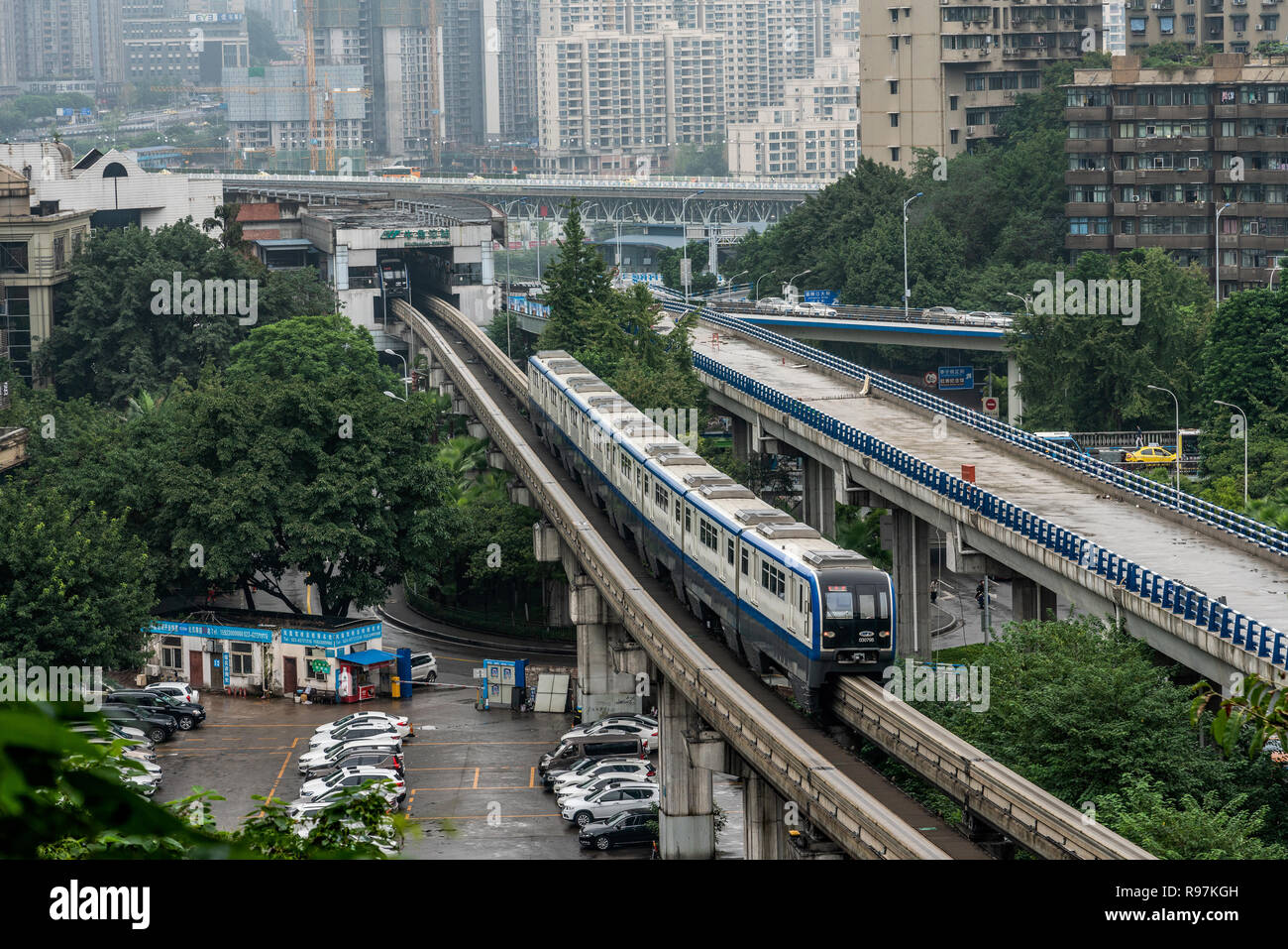 CHONGQING, CHINA - 18. SEPTEMBER: Ansicht eines Chongqing Rail Transit Zug Ankunft am Bahnhof Niujiaotou am 18. September 2018 in Chongqing Stockfoto