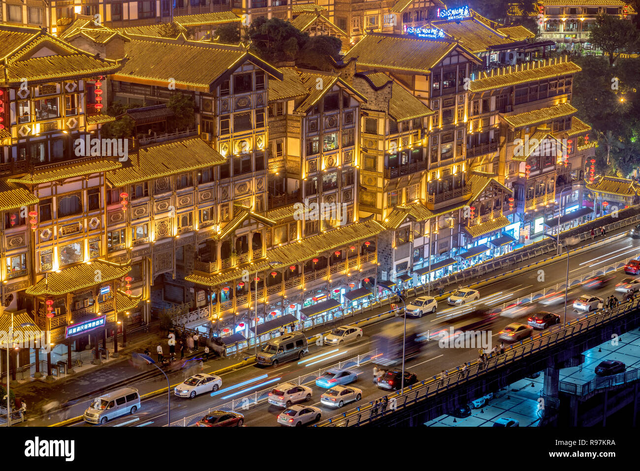 CHONGQING, CHINA - 18. SEPTEMBER: Dies ist ein Blick auf die traditionelle Architektur an Hongyadong, ein beliebtes Touristenziel mit Geschäften und Restaurant Stockfoto