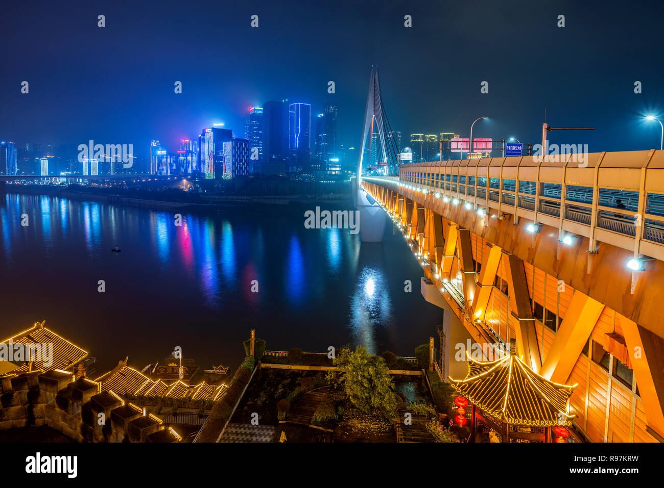 CHONGQING, CHINA - 18. SEPTEMBER: Dies ist eine Nacht Blick auf die berühmte Brücke von Qiansimen Hongyadong, einem beliebten Reiseziel auf September getroffen Stockfoto
