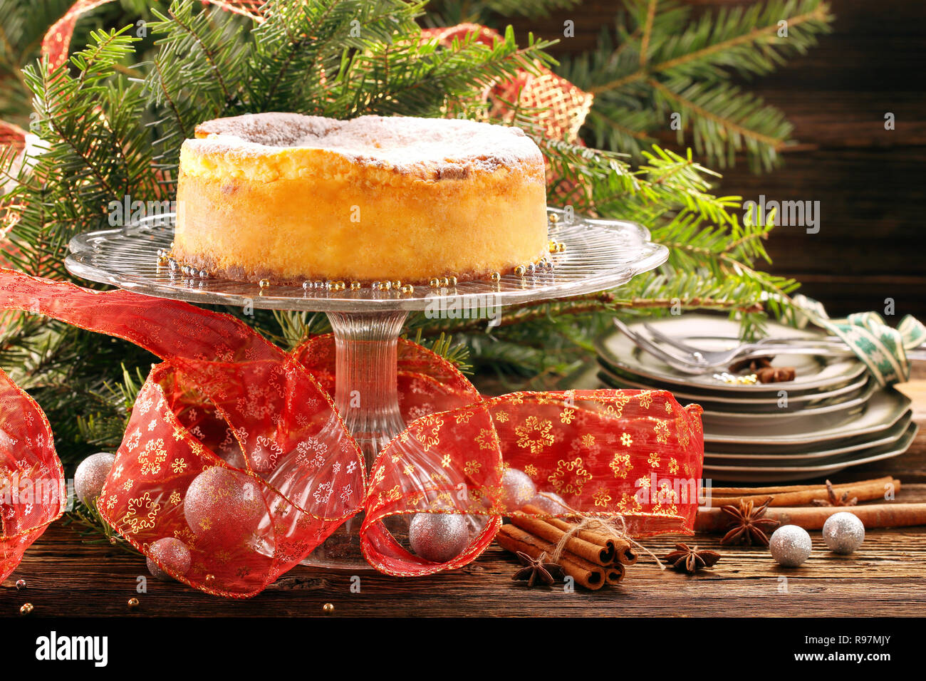 Traditionelle Weihnachts-Käsekuchen auf hölzernen Hintergrund Stockfoto