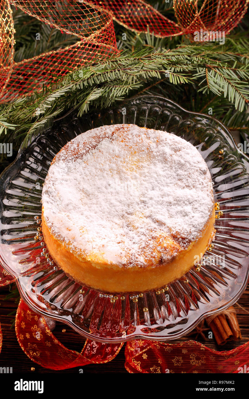 Traditionelle Weihnachts-Käsekuchen auf hölzernen Hintergrund Stockfoto