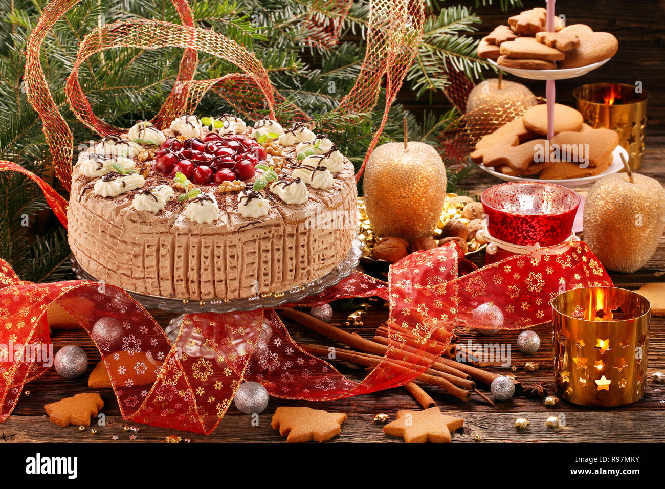 Christmas Cake Mutter Schokolade mit Kirschen und Lebkuchen Stockfoto