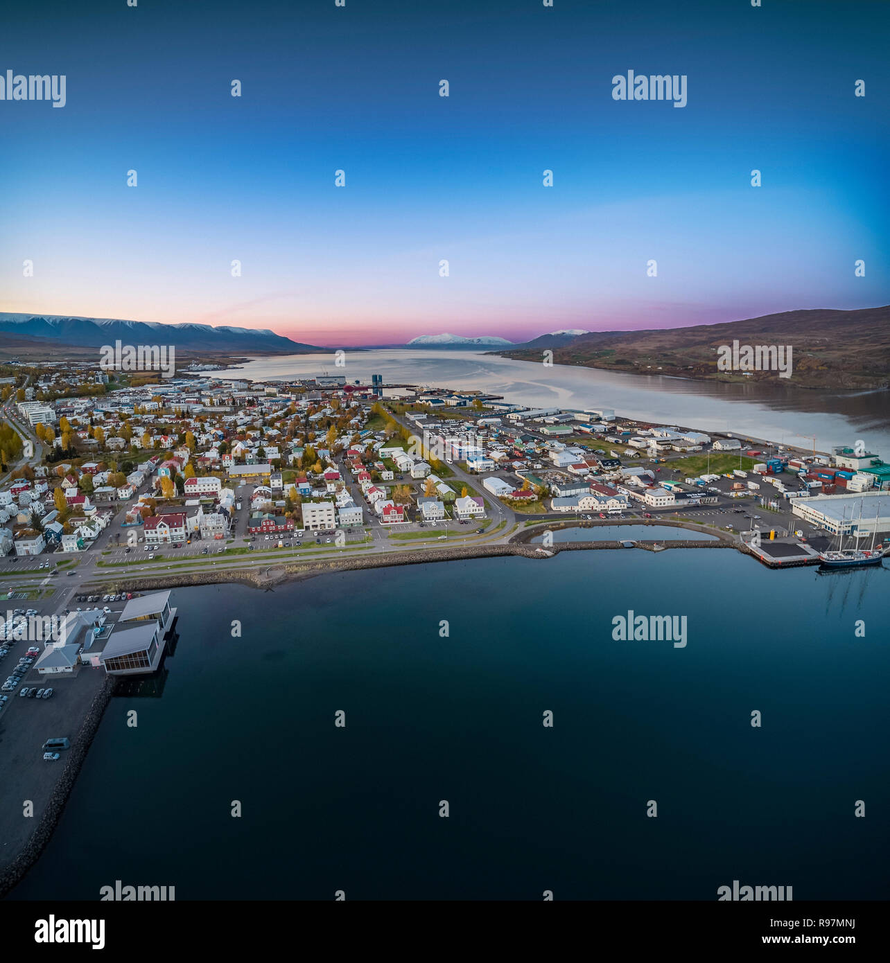 Akureyri im Norden Islands, im Herbst Stockfoto
