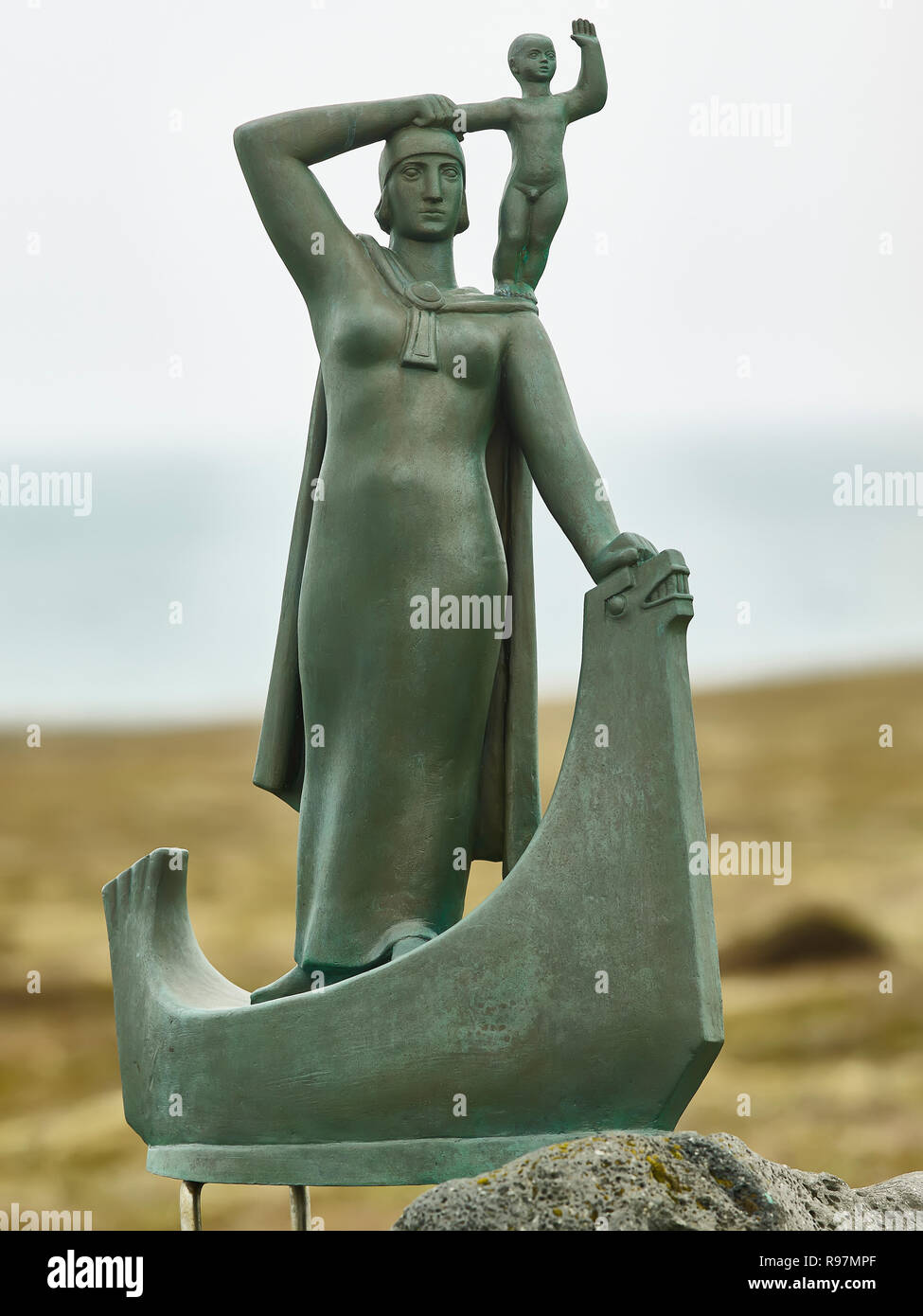 Statue - "gudridur Thorbjarnardottir mit Snorri'. Künstler ist Asmundur Sveinsson, der snæfellsjökull National Park, Island Stockfoto