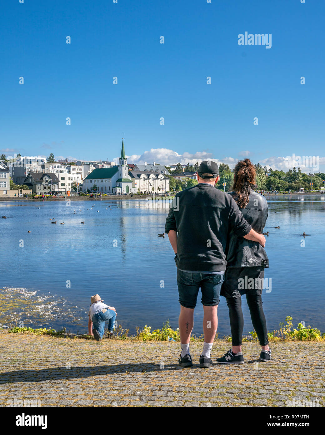 Familie am Teich von Reykjavik, Reykjavik, Island. Stockfoto