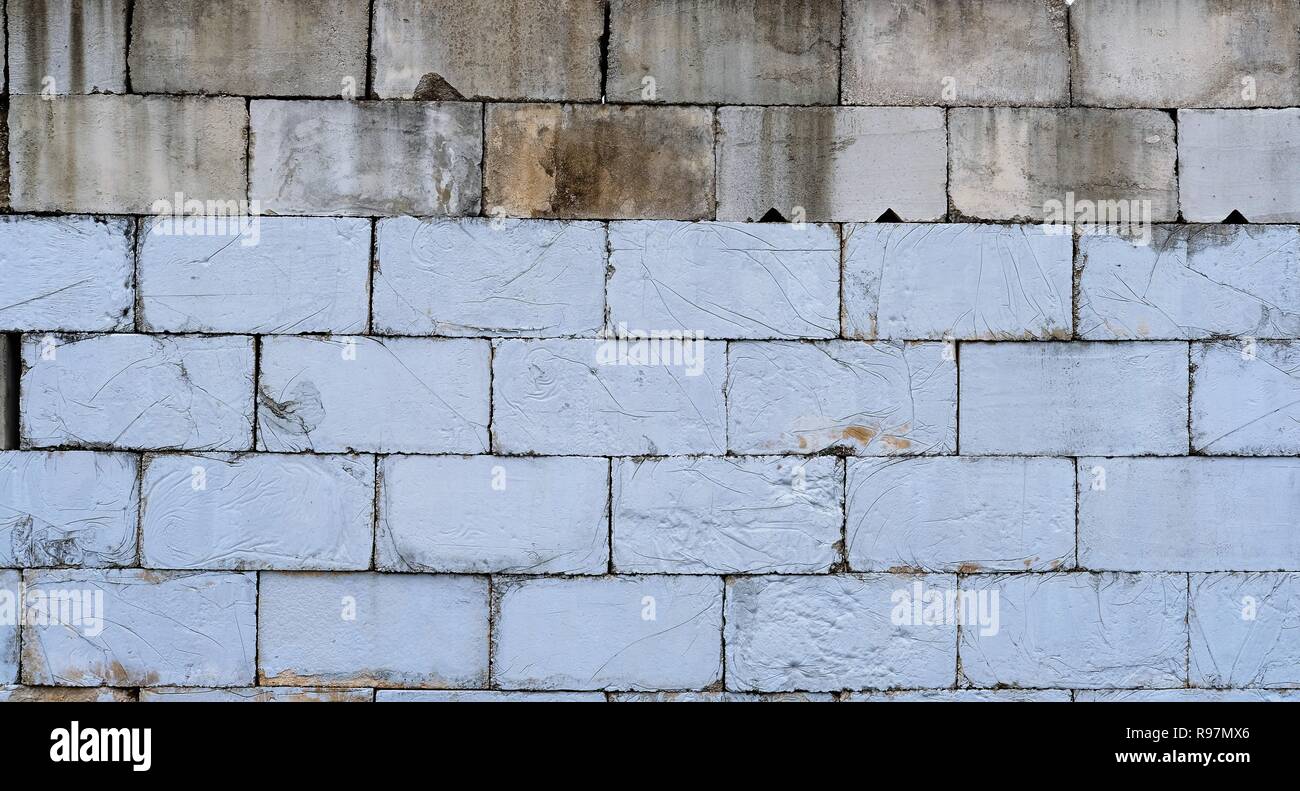 Beton Mauer; zwei-ton natürlicher und grauer Farbe. Stockfoto
