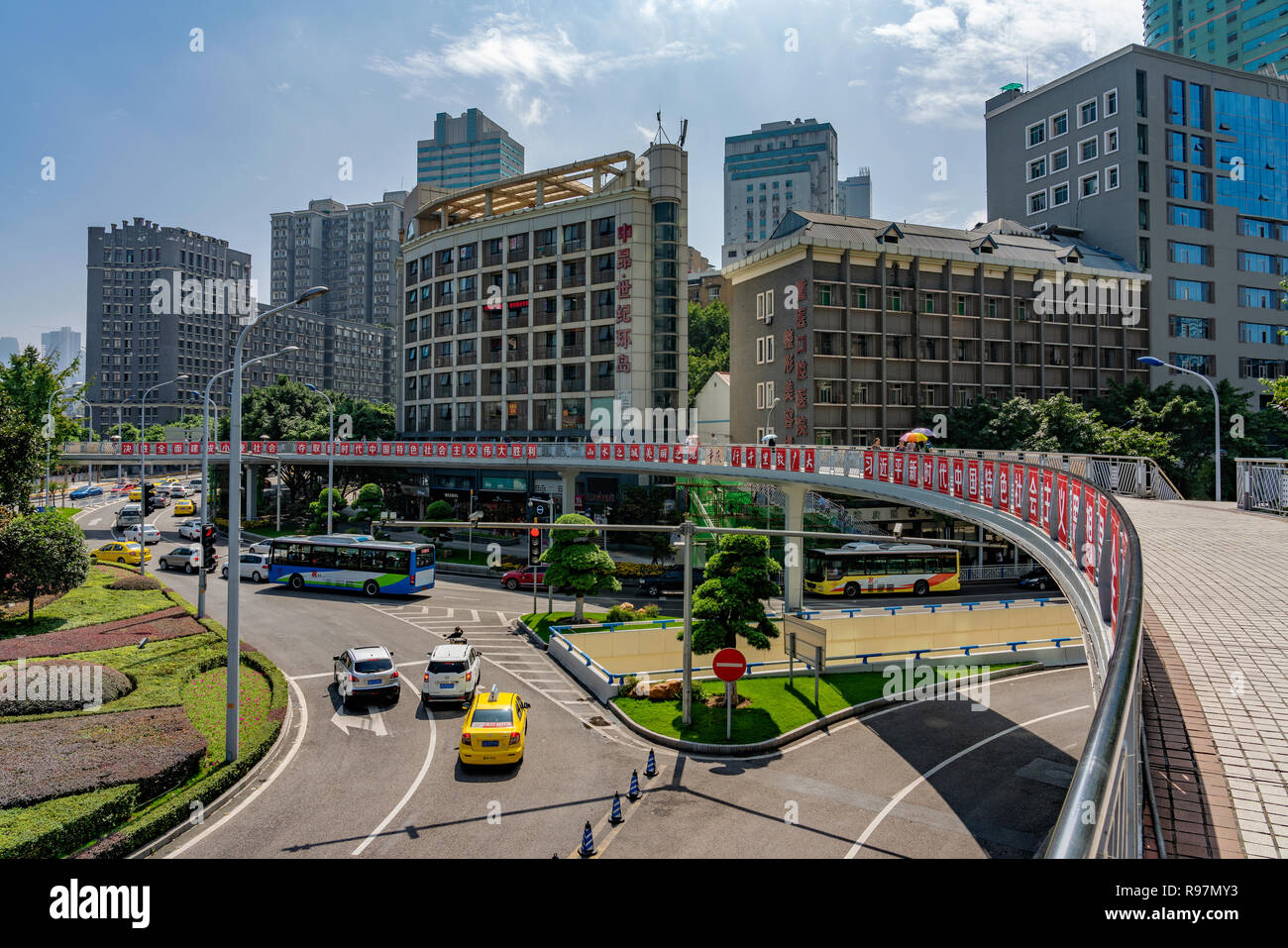 CHONGQING, CHINA - 19. SEPTEMBER: Stadtbild von Steg und Gebäude in einem Kreisverkehr in der Nähe von Renmin Road in der Innenstadt am 19. September 2018 in Stockfoto