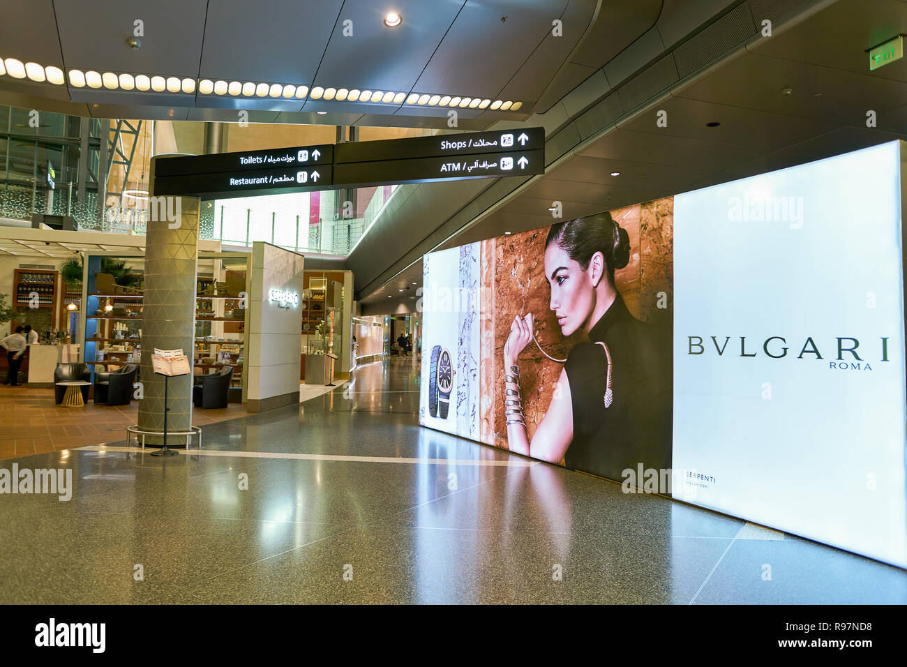 DOHA, Katar - ca. Mai 2017: inside Hamad internationalen Flughafen von Doha, der Hauptstadt von Katar. Stockfoto