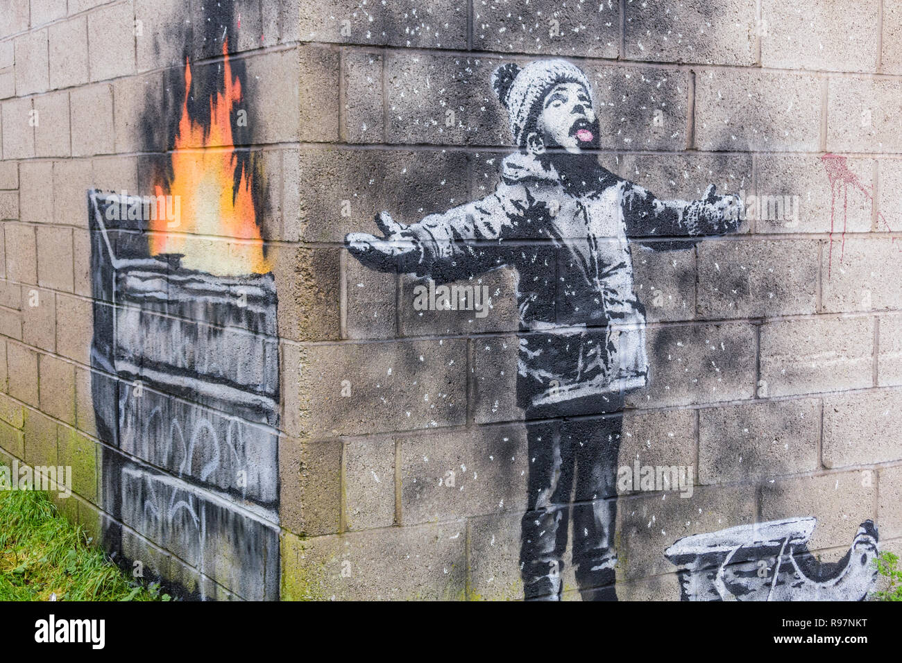 Die Menschenmassen sehen Banksys „Seasons Greetings“-Kunstwerk in Port Talbot, Wales, Großbritannien. Dezember 2018. Kredit: Phillip Roberts Stockfoto