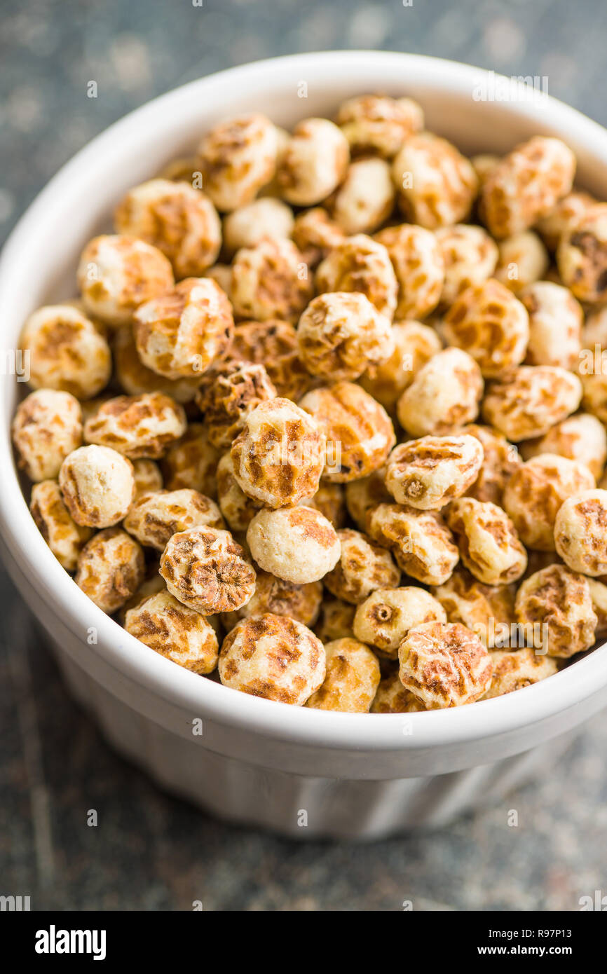 Tiger Muttern. Lecker chufa Nüsse. Gesunde superfood in der Schüssel. Stockfoto