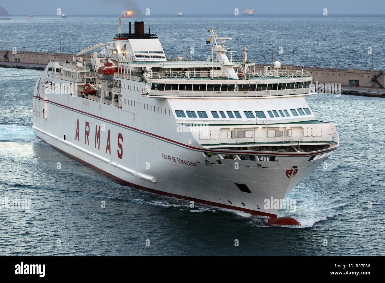 Die autofähre Volcan de Tamadaba erreicht am 24. Januar 2018 den Hafen von Santa Cruz de Tenerife. Stockfoto