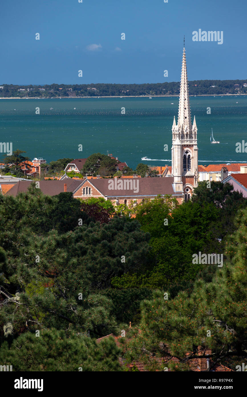 Luftbild der Basilika Notre-Dame (Arcachon (33120), Gironde (33), Aquitaine, Frankreich). Bassin d'Arcachon. Stockfoto