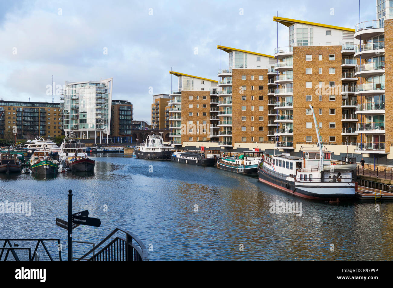 Neue Apartments und Boote in Limehouse Basin im East End von London, Großbritannien Stockfoto