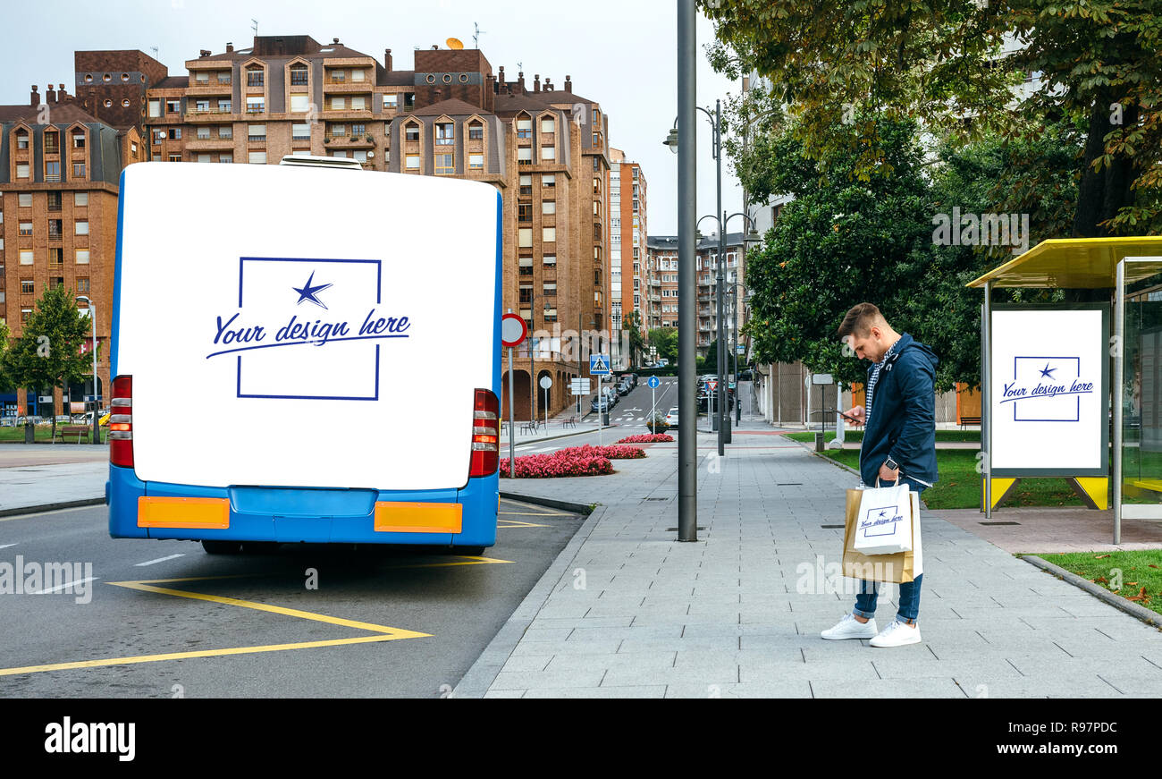 Mann wartenden Bus suchen mobile. Anpassbare Bus, Tasche und Vordach Stockfoto