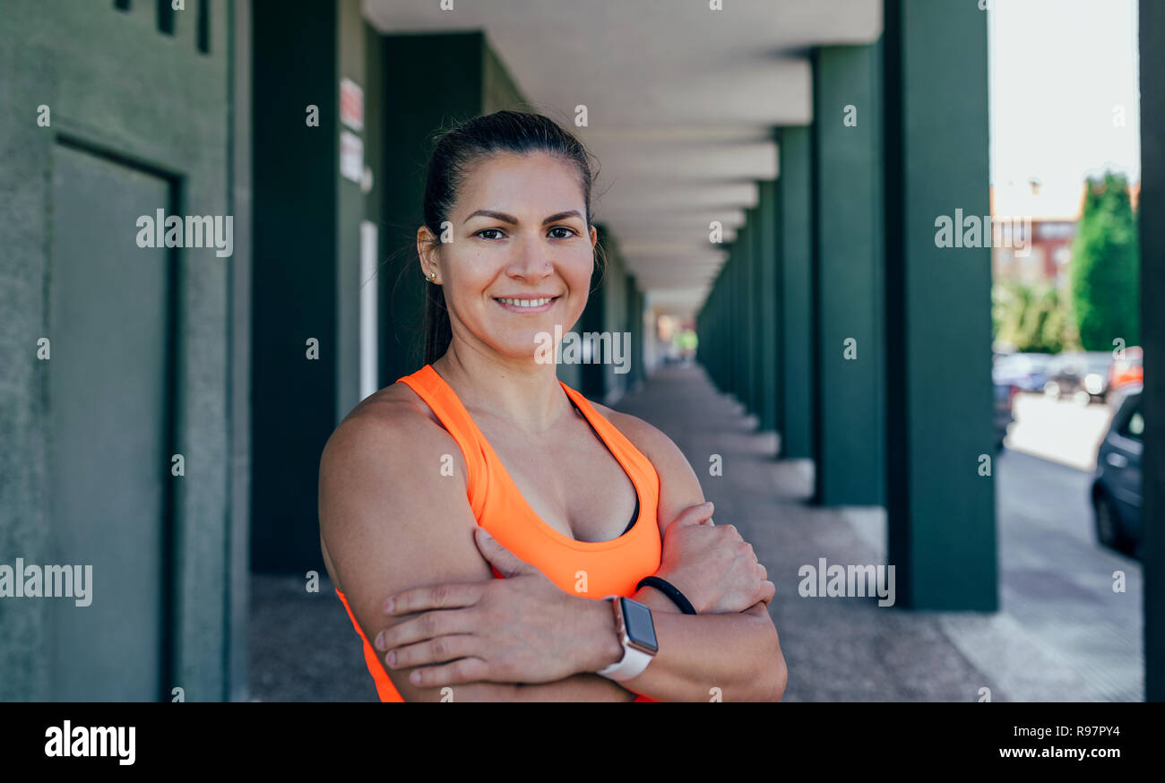 Sportlerin mit verschränkten Armen posing Stockfoto