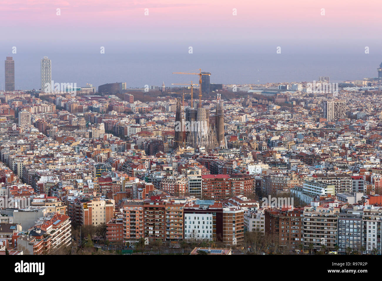Schönen Panoramablick auf Barcelona City Skyline bei Sonnenuntergang, Spanien Stockfoto
