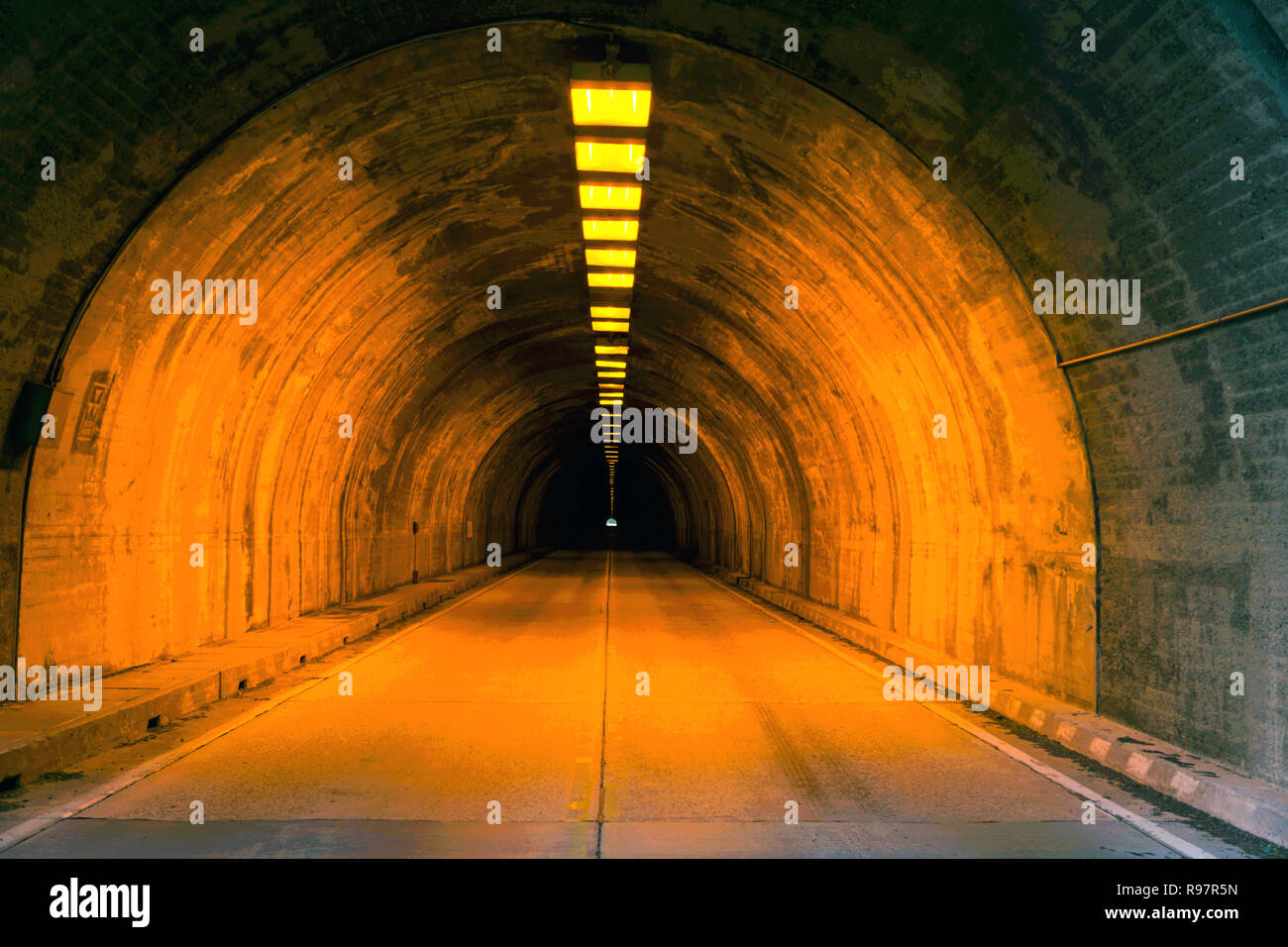 Beleuchtete Straße Tunnel Licht am Ende des Tunnels Stockfoto
