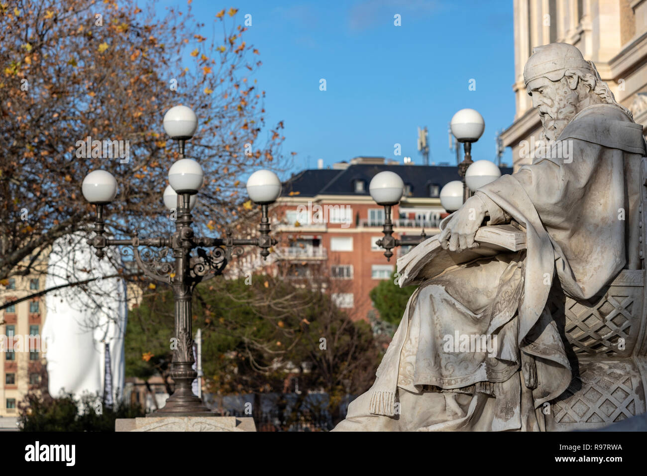 Julia, weißem Marmor Skulptur von Jaume Plensa in Spanische Nationalbibliothek mit San Isidoro Skulptur, Madrid, Spanien Stockfoto