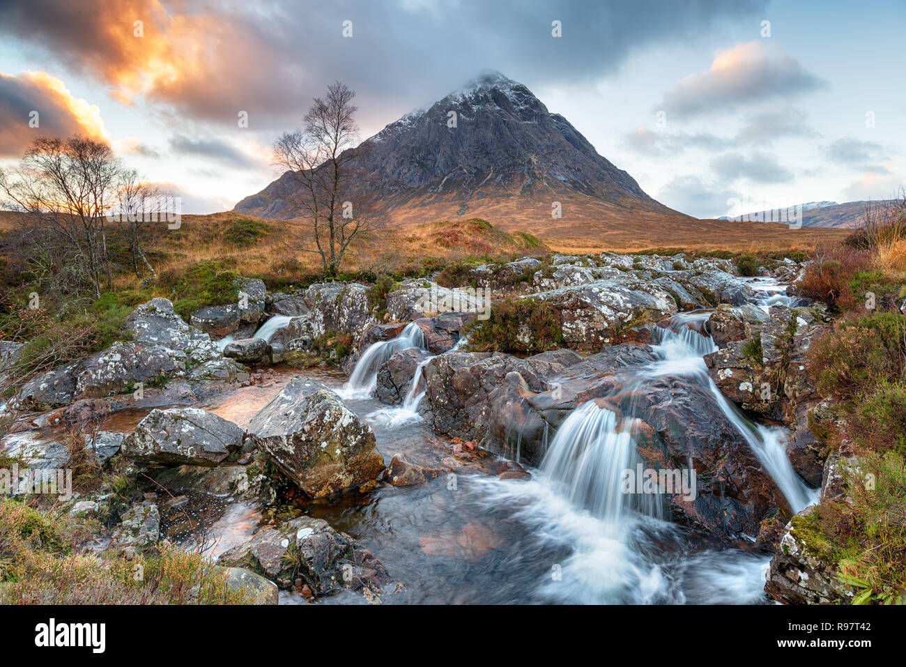 Sonnenuntergang am Buachaille Etive Mor Wasserfall in den Highlands von Schottland Stockfoto