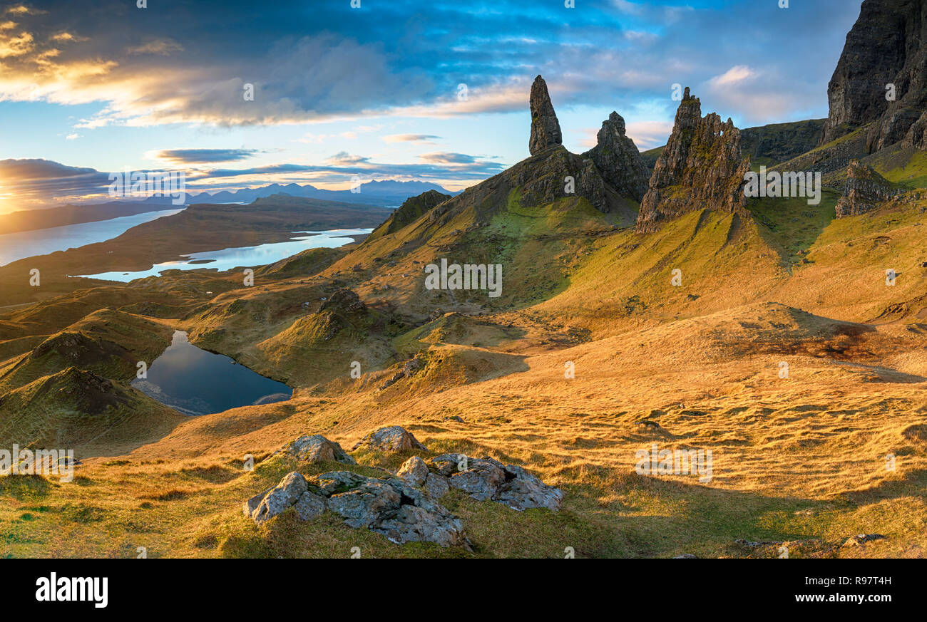 Atemberaubenden Sonnenaufgang über dem alten Mann von Storr rock Pinnacles auf der Insel Skye in Schottland Stockfoto