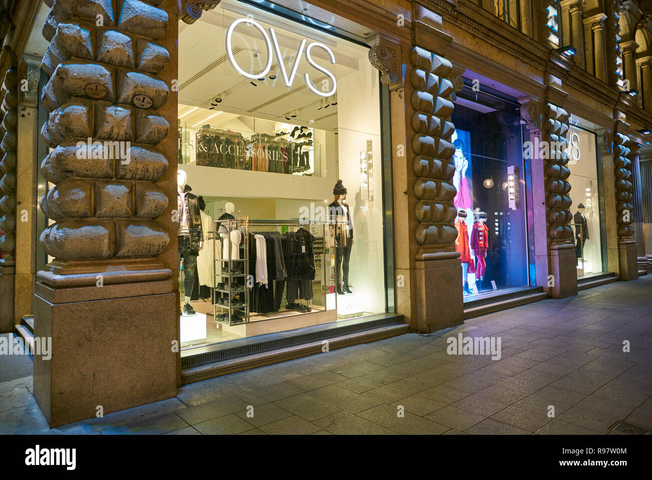 Ovs Fashion Store Stockfotos und -bilder Kaufen - Alamy