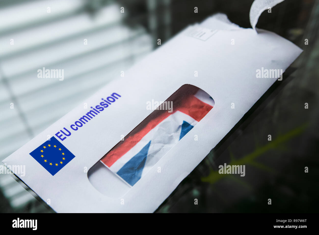 Auf einem Glastisch, einen offenen Umschlag verschickt, die von der Europäischen Kommission, in der wir sehen, ein kleines Dokument mit den Farben UK. Stockfoto