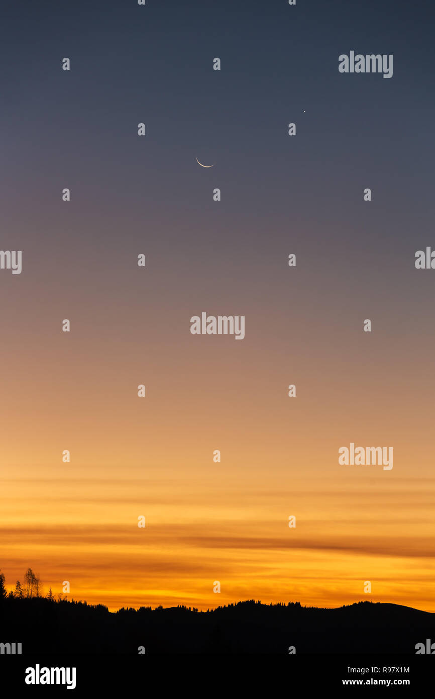 Dämmerung Himmel mit Mond und Sternen. Der Karpaten in der Ukraine Stockfoto