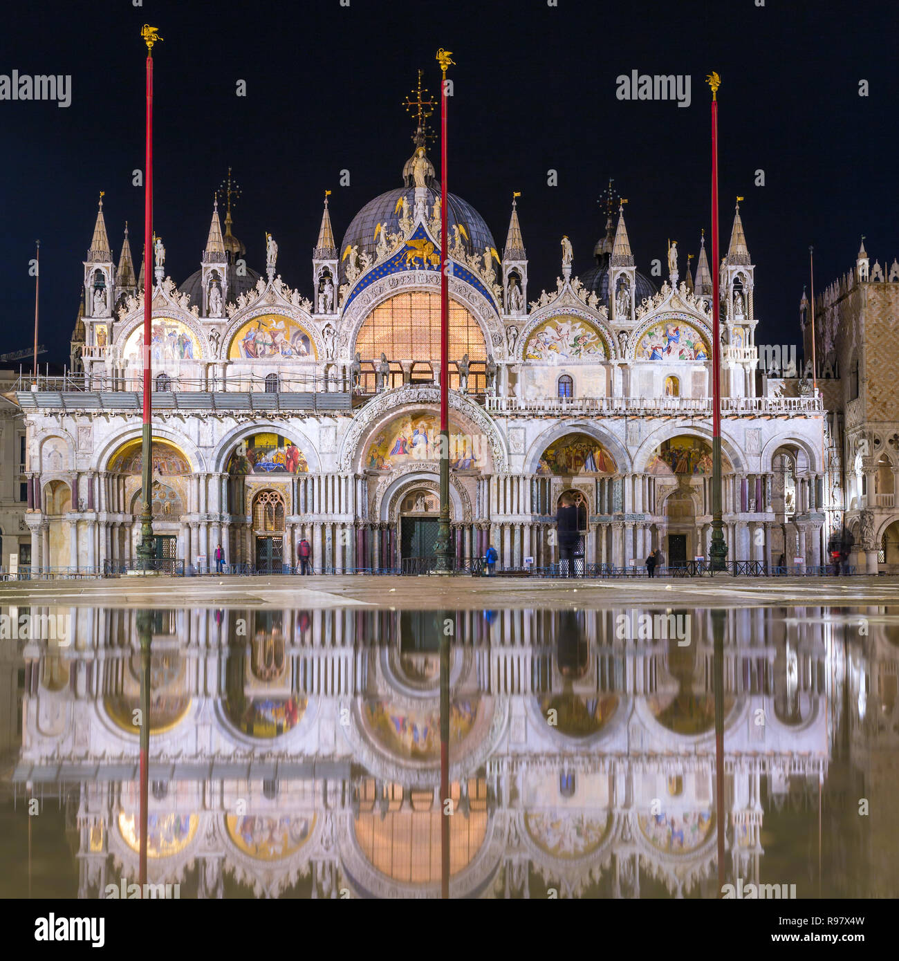 Die Basilika von San Marco in Venedig mit Reflexion in der Nacht während der Flut, oder Aqua alta, dass der Platz mit Meerwasser überflutet Stockfoto