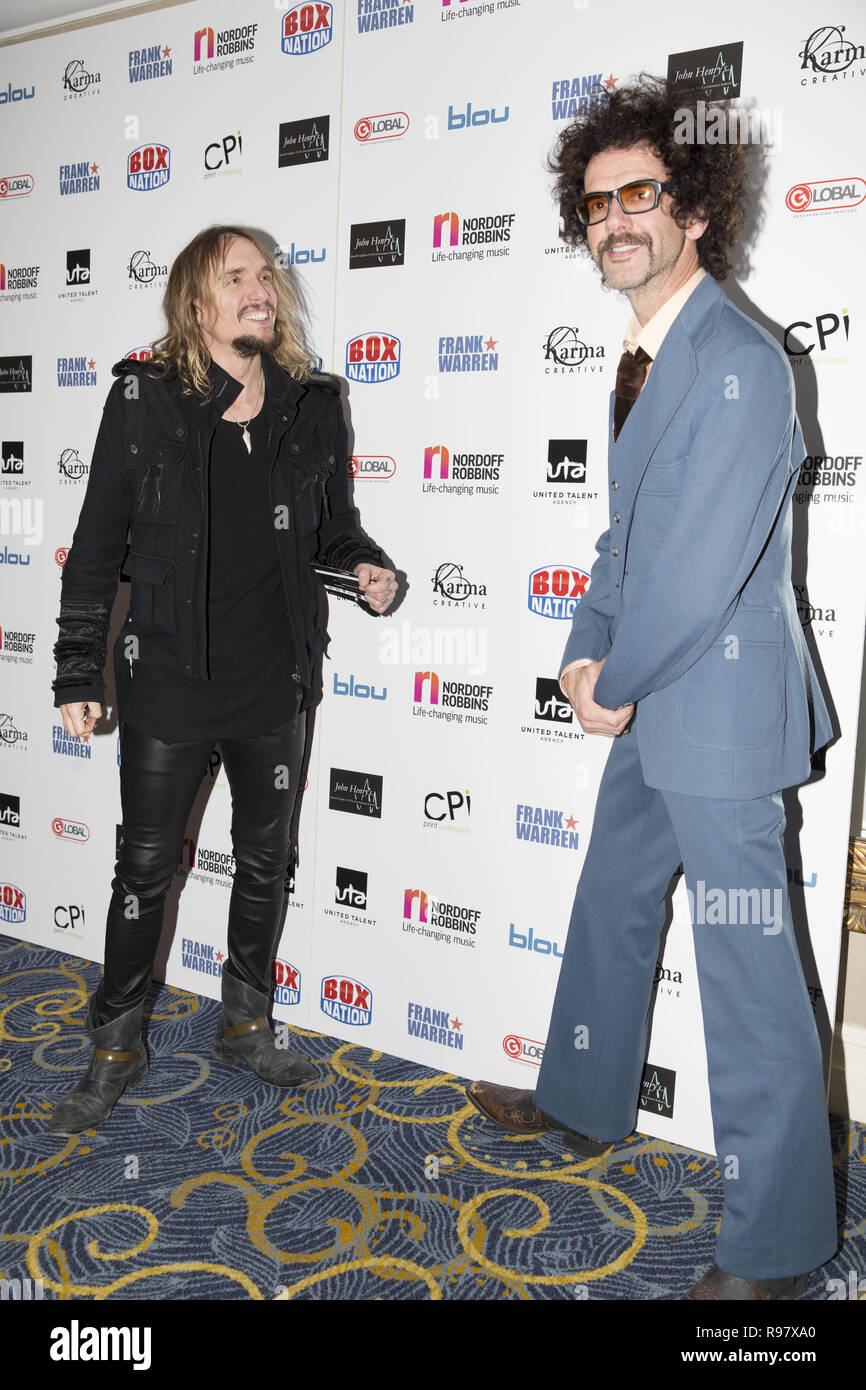 Ankunft an der Nordoff Robbins Championship Boxing Abendessen, am London Hilton in London statt. Mit: Justin Hawkins, Frankie Poullain, die Dunkelheit, Wo: London, Vereinigtes Königreich, wenn: 19 November 2018 Credit: Lukas Hannaford/WANN Stockfoto