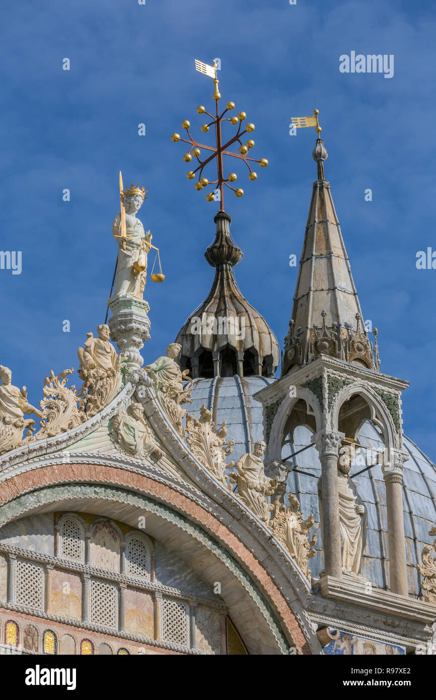 Nahaufnahme der Basilika di San Marco Dach details in Venedig, Italien Stockfoto